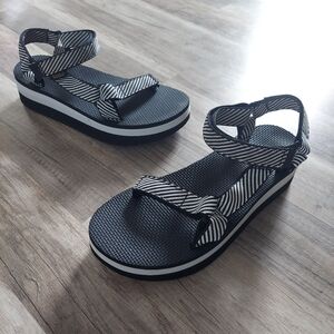 Teva Flatform Universal Sandals Black Wite Candy Strip Size 10